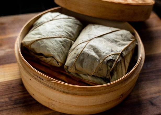 J 15 Sticky Rice in Lotus Leaf糯米雞(2 pcs)